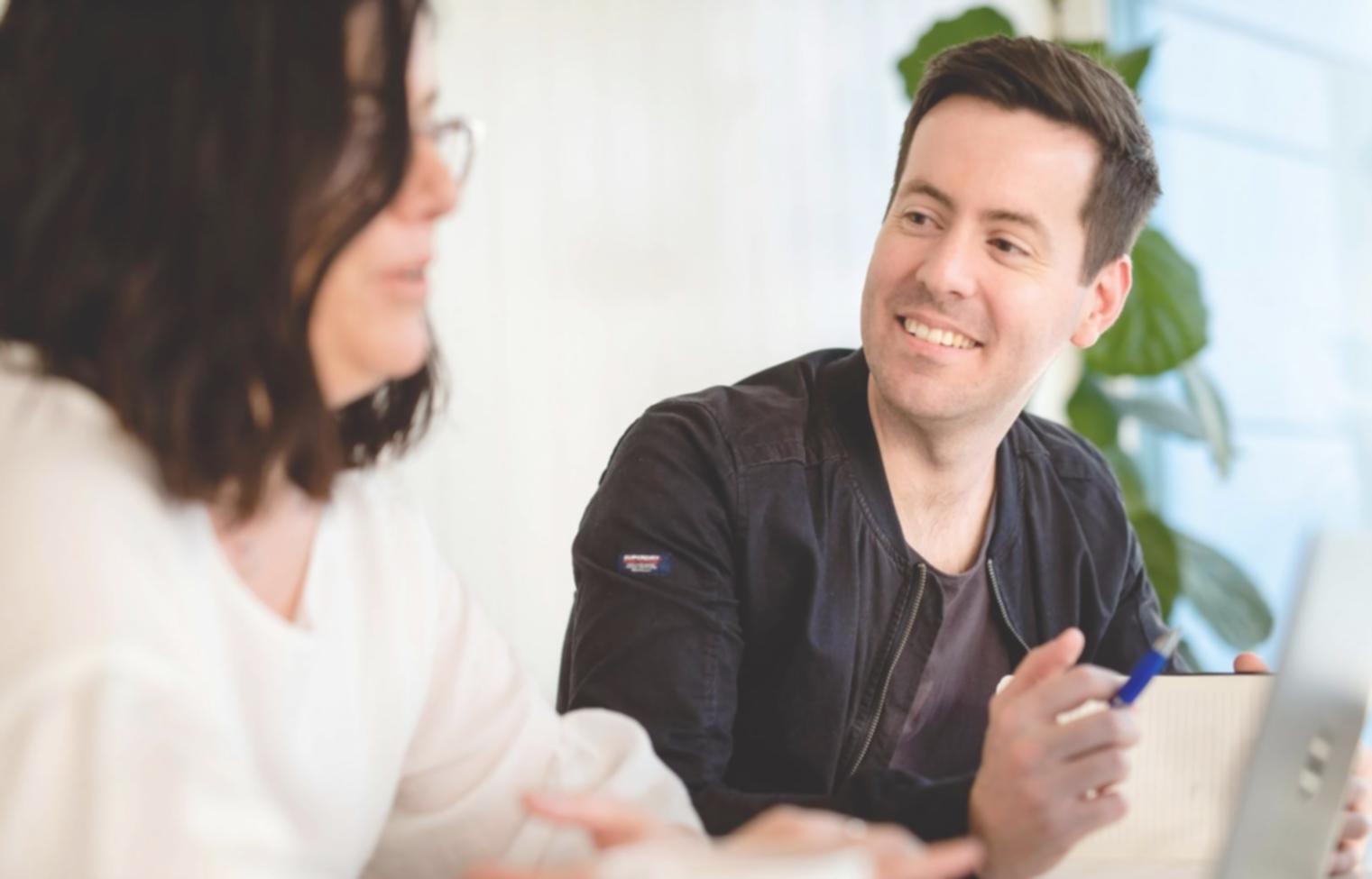 Séminaire de formation en investissement immobilier avec participants attentifs